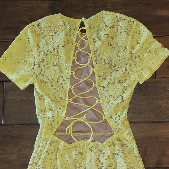Adorable yellow fully lined form fitting mini dress size 0 - Picture 7 of 7